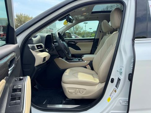 Used 2024 Toyota Highlander Platinum image 25