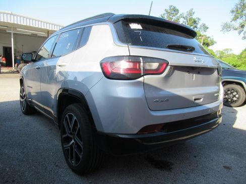 Used 2025 Jeep Compass Limited w/ Elite Group AWD/4WD image 3