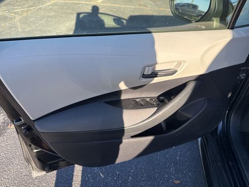 Used 2022 Toyota Corolla LE image 17