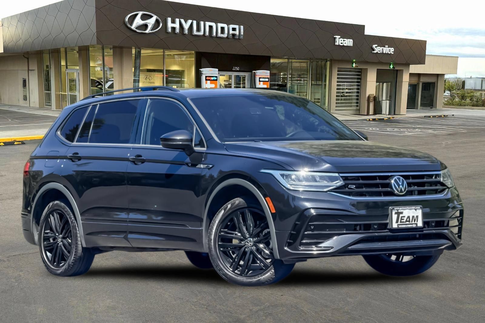 Used 2022 Volkswagen Tiguan SE R-Line AWD/4WD image 2
