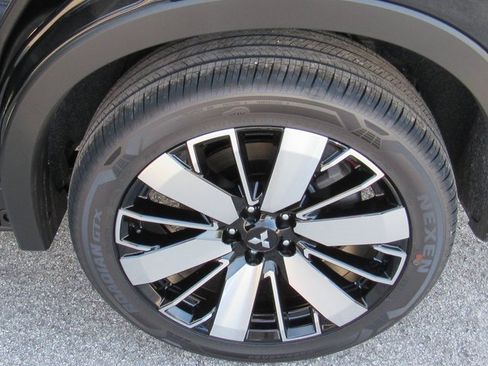 New 2025 Mitsubishi Outlander SE image 8