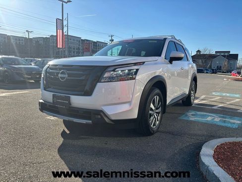 Certified 2025 Nissan Pathfinder SL w/ Lighting Package (N92) AWD/4WD image 3