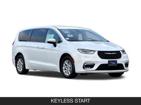 Used 2023 Chrysler Pacifica Touring-L FWD image 6
