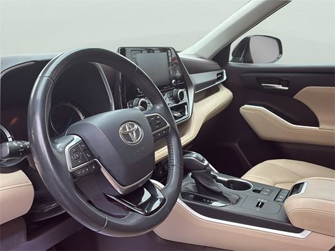 Used 2020 Toyota Highlander XLE image 27