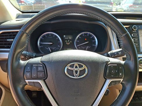 Used 2018 Toyota Highlander XLE w/ Carpet Mat Package (TMS) AWD/4WD image 22