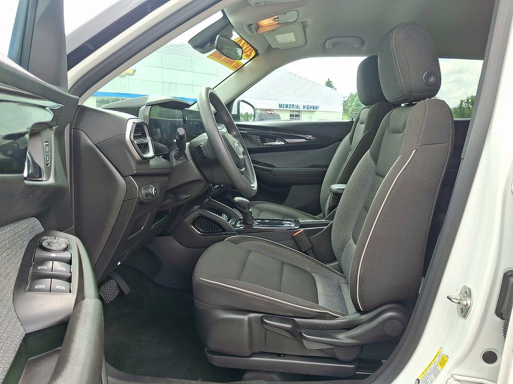 Used 2024 Chevrolet TrailBlazer LT AWD/4WD image 14