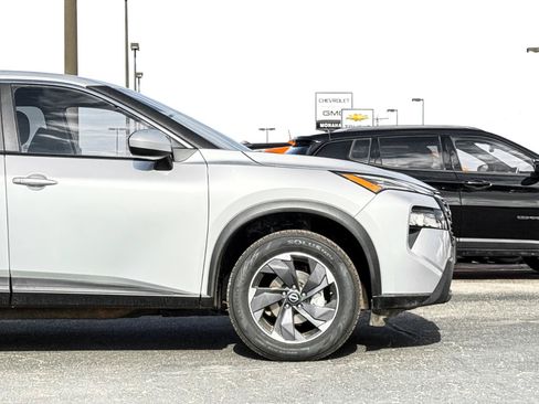 Used 2024 Nissan Rogue SV FWD image 9
