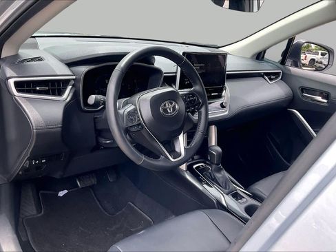 Used 2025 Toyota Corolla Cross XLE FWD image 17