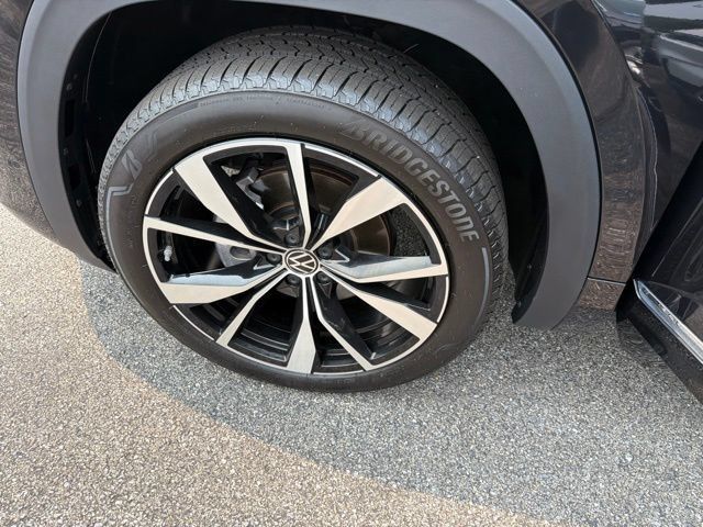 Certified 2026 Volkswagen Atlas SEL Premium R-Line AWD/4WD image 34