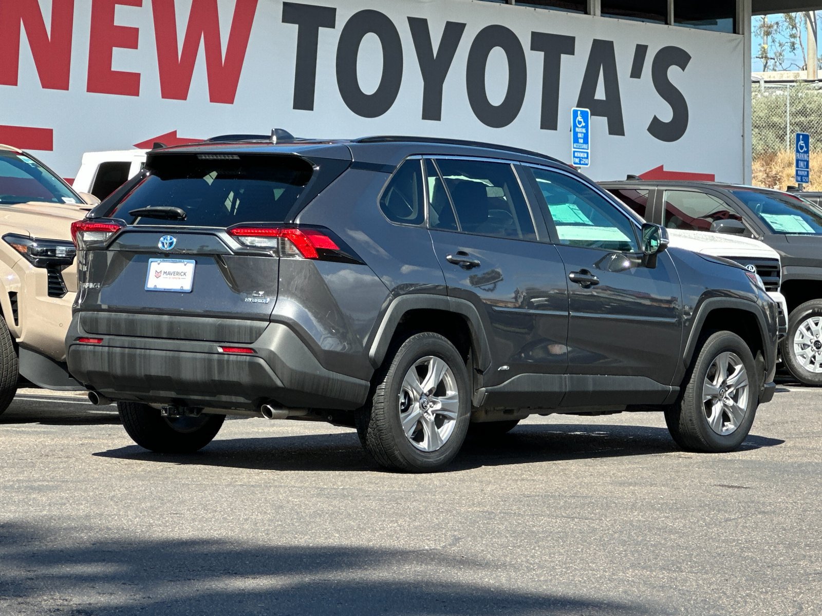 Used 2024 Toyota RAV4 LE AWD/4WD image 5