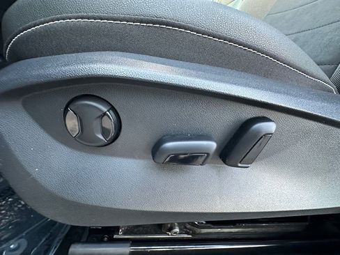 Used 2024 Volkswagen Taos SE w/ Panoramic Sunroof Package image 10