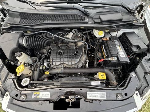Used 2016 Chrysler Town & Country Touring FWD image 9