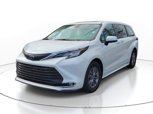 Certified 2023 Toyota Sienna XLE image 3