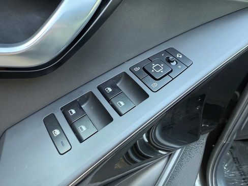 Used 2024 Kia Niro EX Touring image 21