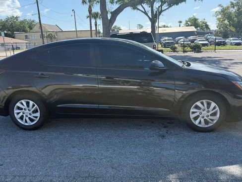 Used 2019 Hyundai Elantra SE w/ Cargo Package FWD image 5