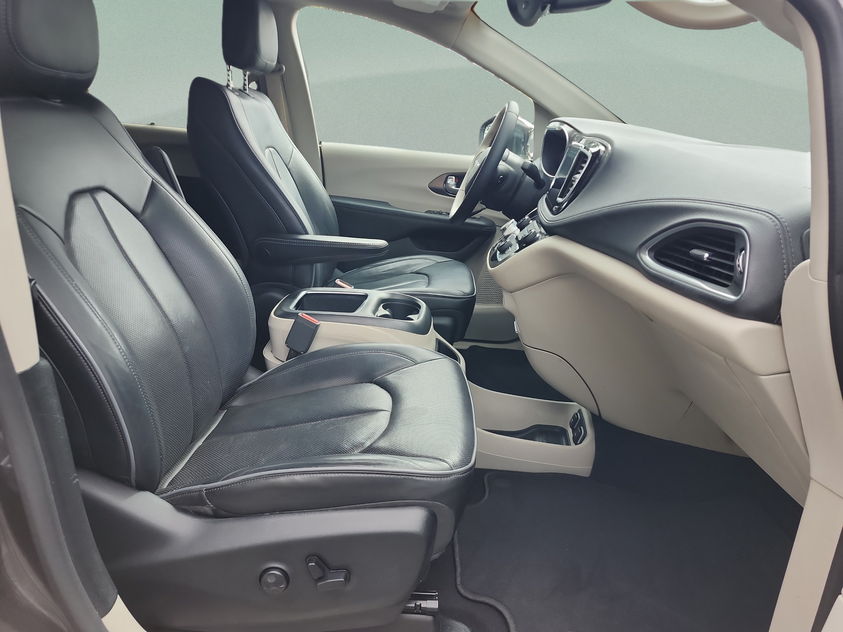 Used 2017 Chrysler Pacifica Limited FWD image 19