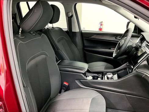 Used 2023 Jeep Grand Cherokee Laredo AWD/4WD image 7