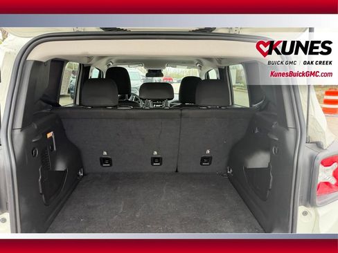 Used 2023 Jeep Renegade Latitude AWD/4WD image 5