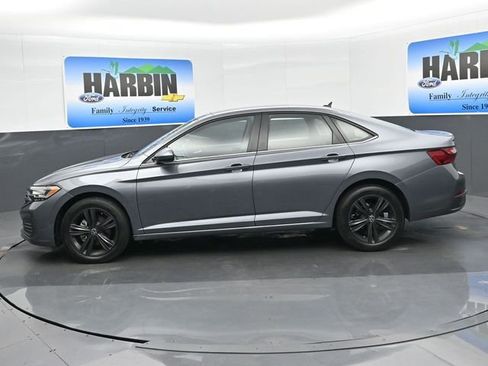 Used 2024 Volkswagen Jetta SE FWD image 2