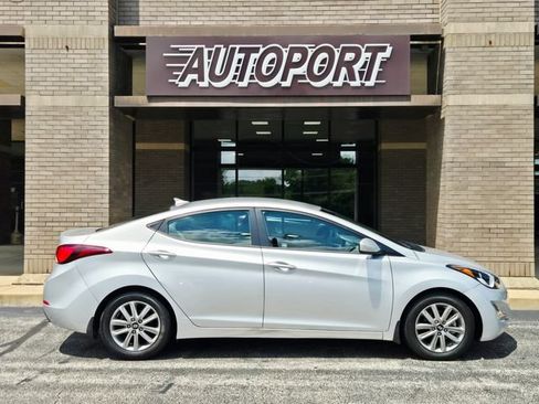 Used 2015 Hyundai Elantra SE w/ Option Group 02 FWD image 4