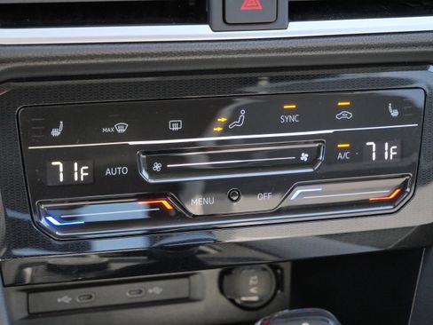 Certified 2025 Volkswagen Taos SE image 24