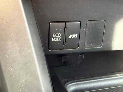 Used 2016 Toyota RAV4 LE image 22