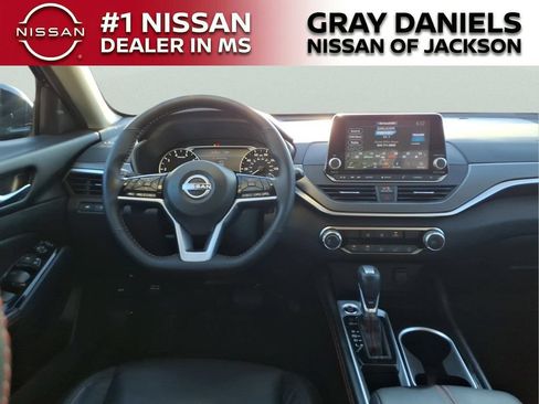 Certified 2025 Nissan Altima 2.5 SR FWD image 9
