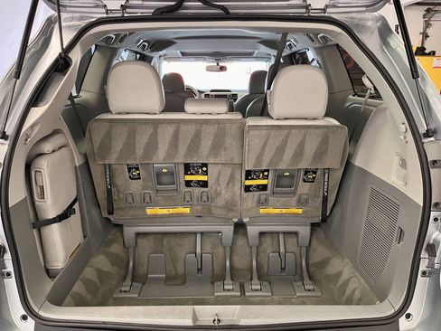 Used 2011 Toyota Sienna XLE image 19