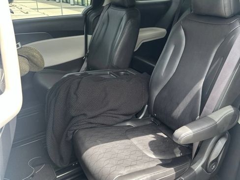 Certified 2024 Kia Carnival LX FWD image 8