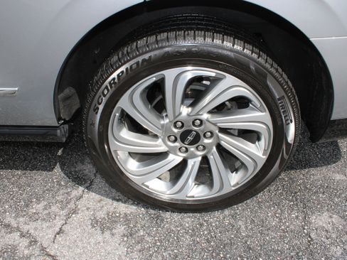 Used 2024 Lincoln Navigator Reserve AWD/4WD image 11