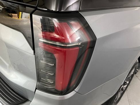 Used 2025 Chevrolet Suburban Z71 AWD/4WD image 46