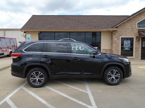 Used 2019 Toyota Highlander LE image 5