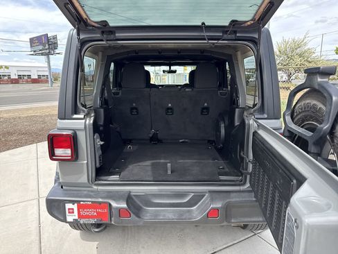 Used 2022 Jeep Wrangler Unlimited Sahara AWD/4WD image 6