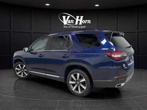 Used 2024 Honda Pilot Touring image 3