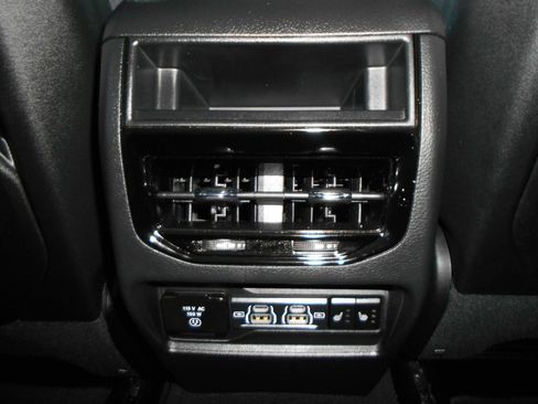 Certified 2024 Jeep Grand Cherokee Limited w/ Black Appearance Package image 15