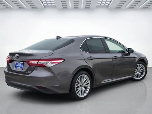 Used 2020 Toyota Camry XLE image 6