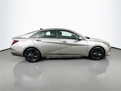 Used 2021 Hyundai Elantra SEL w/ Convenience Package image 7