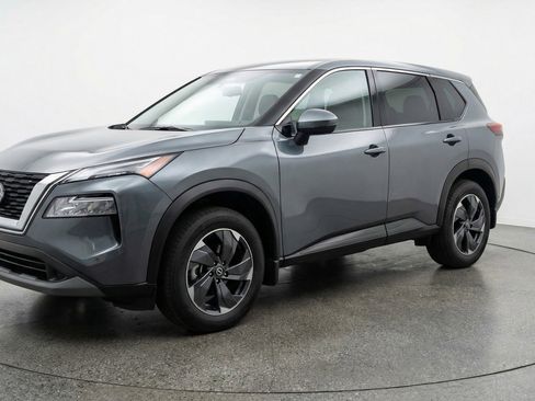 Used 2025 Nissan Rogue SV image 3