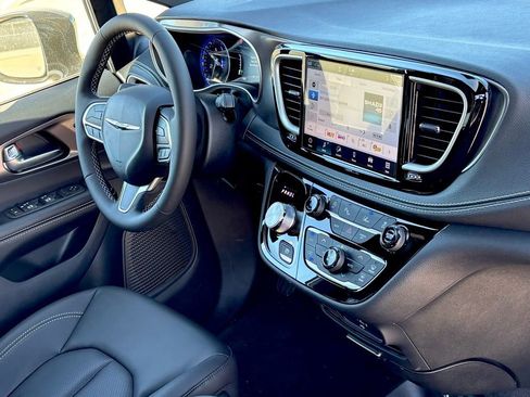 New 2026 Chrysler Pacifica Select FWD image 26