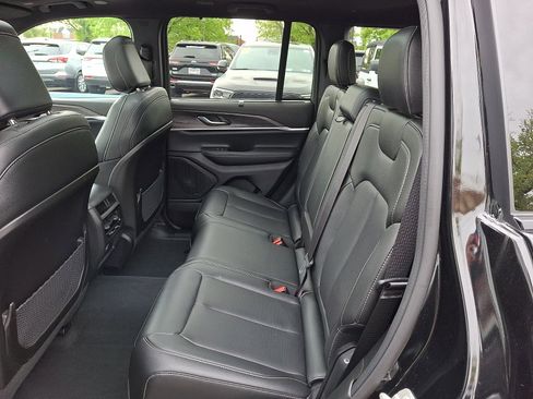 Used 2024 Jeep Grand Cherokee Limited w/ Luxury Tech Group II AWD/4WD image 10