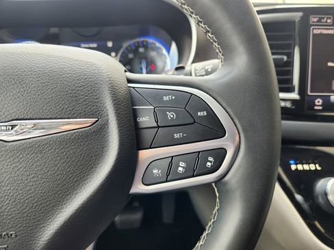 Used 2023 Chrysler Pacifica Touring-L image 30