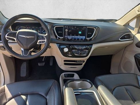 Used 2023 Chrysler Pacifica Touring-L FWD image 16