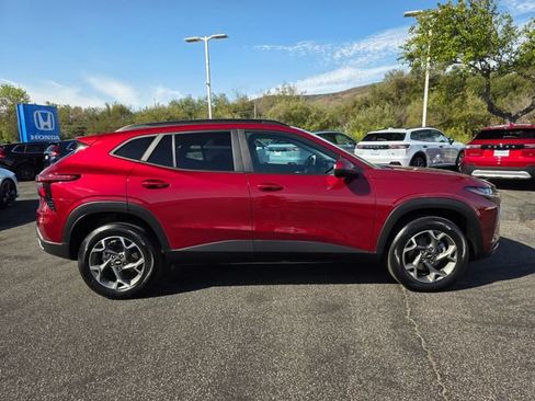 Used 2025 Chevrolet Trax LT FWD image 8