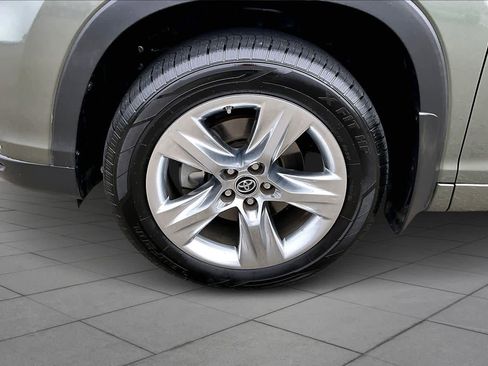 Certified 2016 Toyota Highlander Limited Platinum image 10