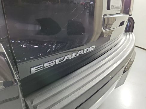 Used 2017 Cadillac Escalade Premium Luxury RWD image 5