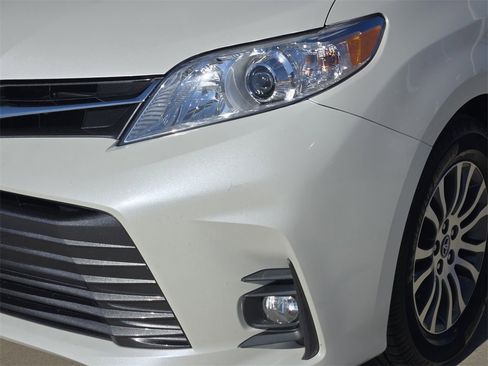 Used 2020 Toyota Sienna XLE image 10