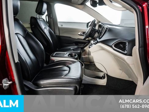 Used 2023 Chrysler Pacifica Touring-L FWD image 17
