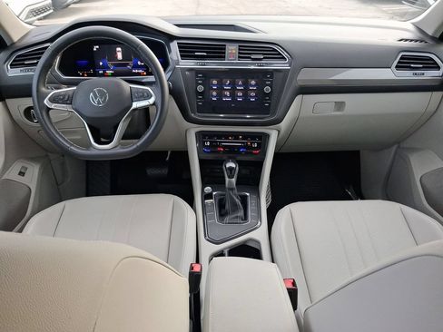 Used 2022 Volkswagen Tiguan SE FWD image 9