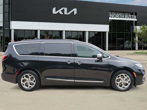 Used 2022 Chrysler Pacifica Limited FWD image 6