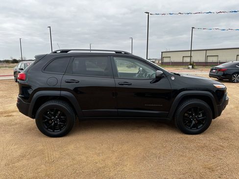 Used 2017 Jeep Cherokee Trailhawk image 6